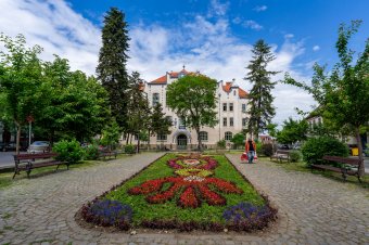 Egy kis plusz: a homlokzaton levő motívum köszön vissza a virággruppból