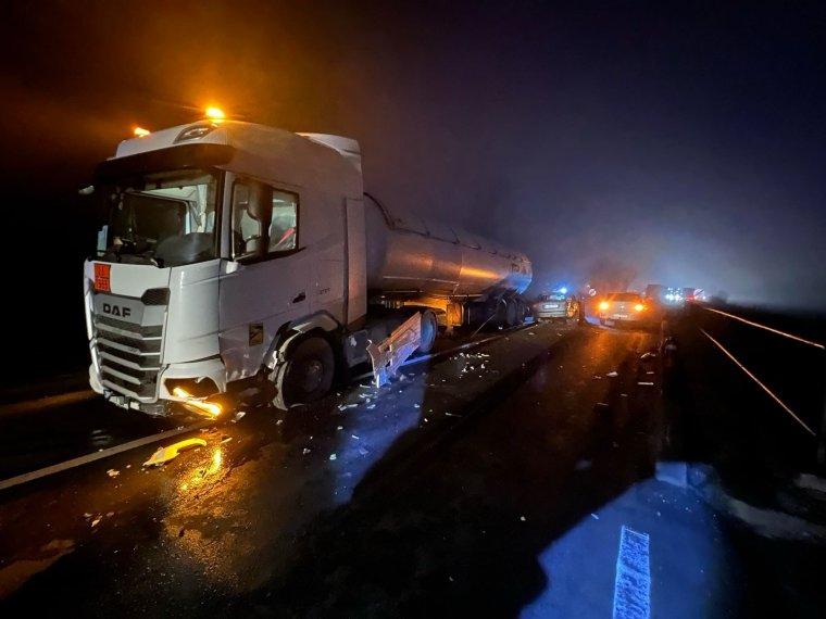 Cseppfolyósított gázt szállító tartálykocsi balesetezett Maros megyében