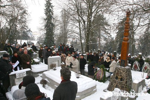 Kopjafát avattak az eredeti Bolyai János-sír helyén